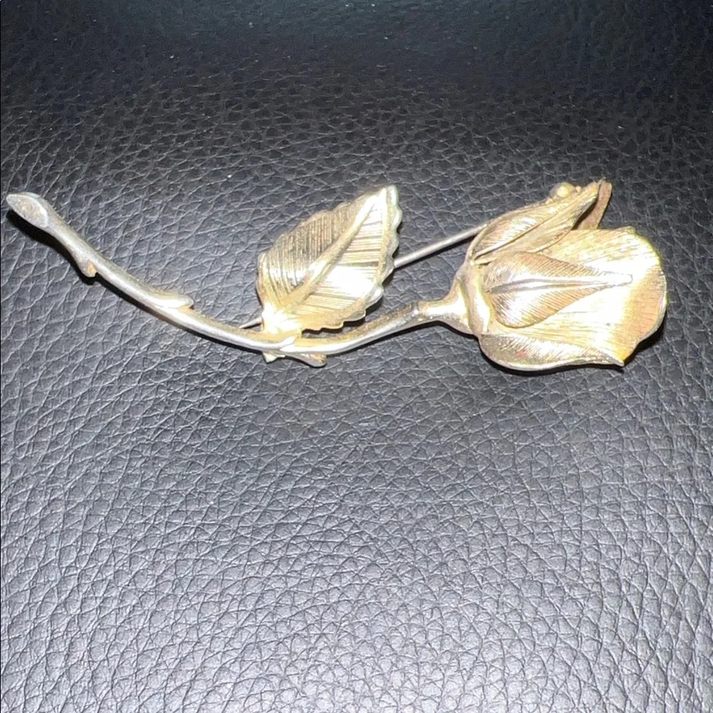 Giovanni Elegant Gold Rose Brooch - Picture 3 of 7